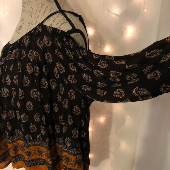 2[Hint of Blush] Cold shoulder black top - Picture 2 of 5